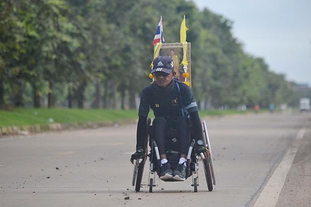 Đi xe lăn 360km đến Bangkok để dự tang lễ cố Quốc vương Thái Lan ảnh 1