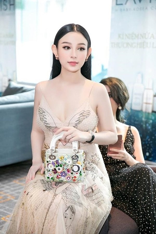Huyền Baby: Mỹ nhân 'siêu vòng 1' có nhan sắc không tuổi ảnh 3