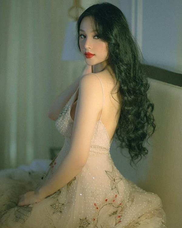Huyền Baby: Mỹ nhân 'siêu vòng 1' có nhan sắc không tuổi ảnh 4