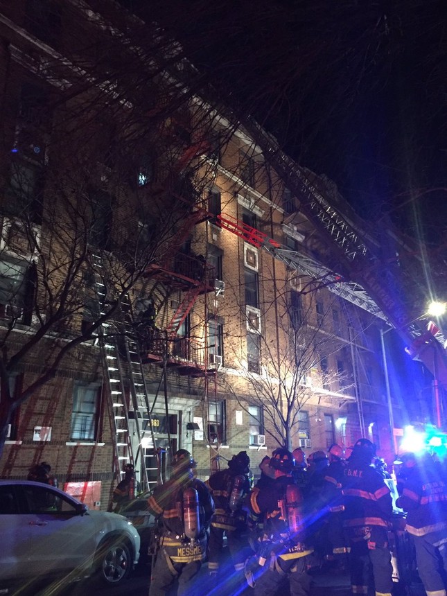 Cháy lớn tại tòa nhà trăm tuổi ở New York, 21 người thương vong ảnh 3
