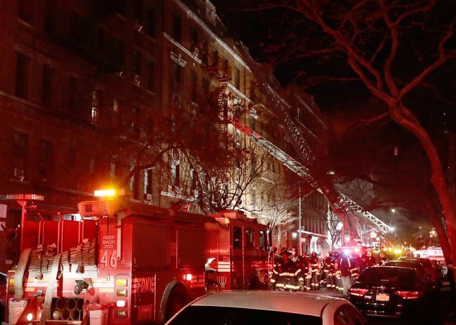 Cháy lớn tại tòa nhà trăm tuổi ở New York, 21 người thương vong ảnh 1
