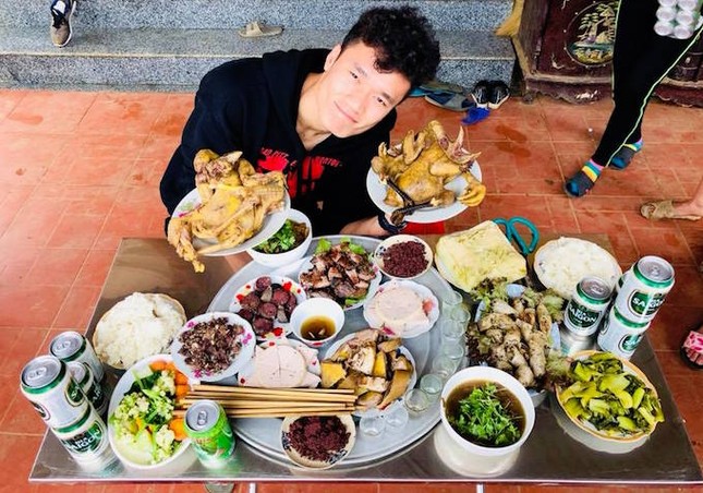 Các tuyển thủ U23 mệt phờ vì 'chạy show' chúc Tết ảnh 1