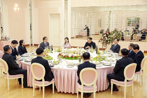 Chủ tịch Triều Tiên Kim Jong-un tiếp phái đoàn Hàn Quốc ảnh 5