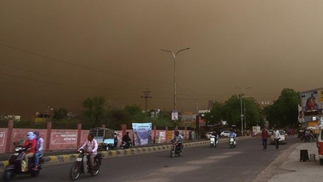 Bão bụi kinh hoàng ở Ấn Độ, 220 người thương vong ảnh 2