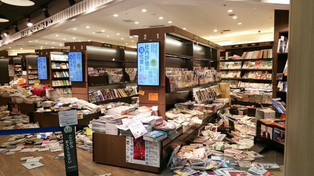 Động đất rung chuyển Nhật Bản, em nhỏ - cụ già bị tường đè tử vong ảnh 1