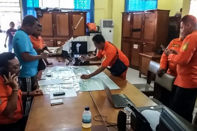 Máy bay chở 9 người mất tích ở vùng núi Indonesia ảnh 1