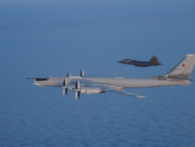 Mỹ tung ảnh F-22 chặn đầu oanh tạc cơ Nga ngoài khơi Alaska ảnh 1