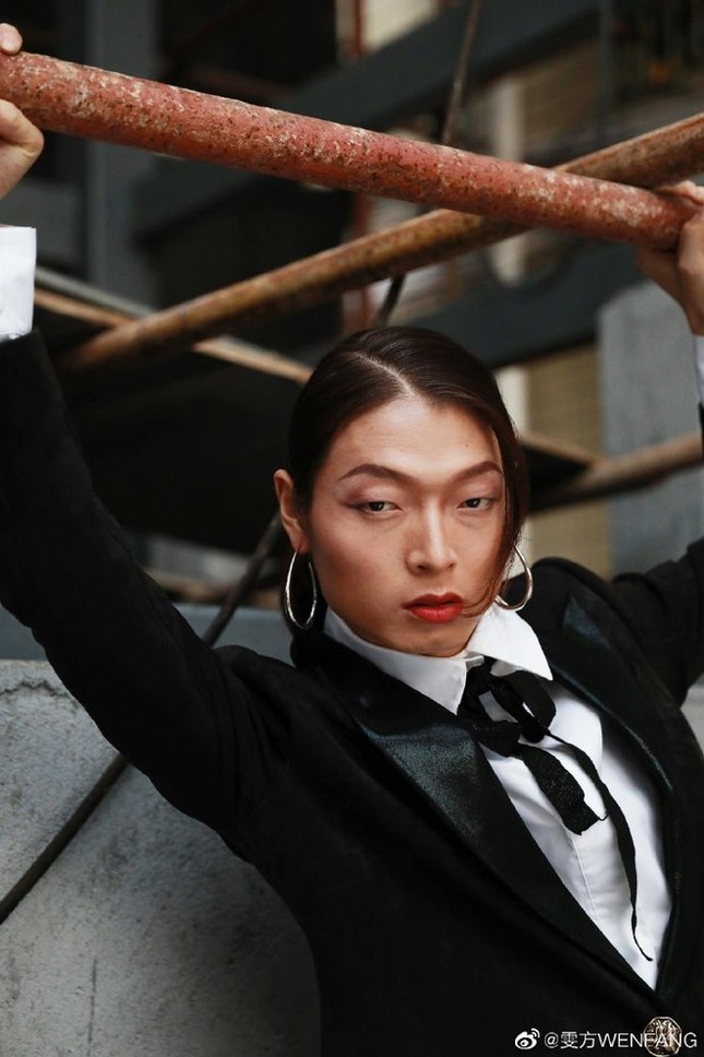Thanh niên thôn 'nổi như cồn' nhờ cosplay người mẫu nổi tiếng ảnh 3