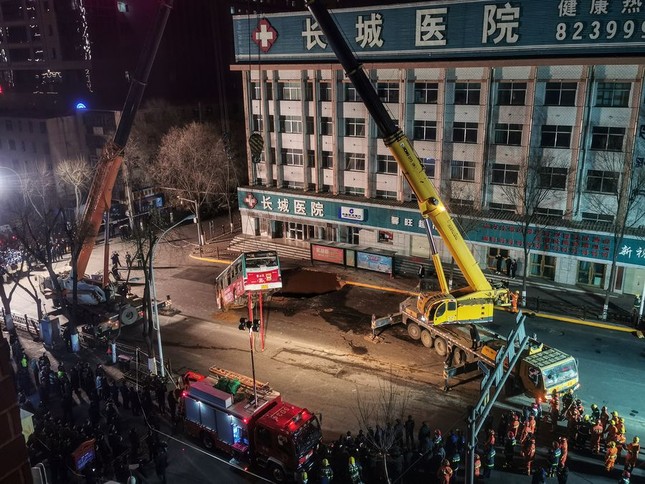 ‘Hố tử thần’ nuốt chửng xe buýt, 25 người bị thương và mất tích ảnh 1