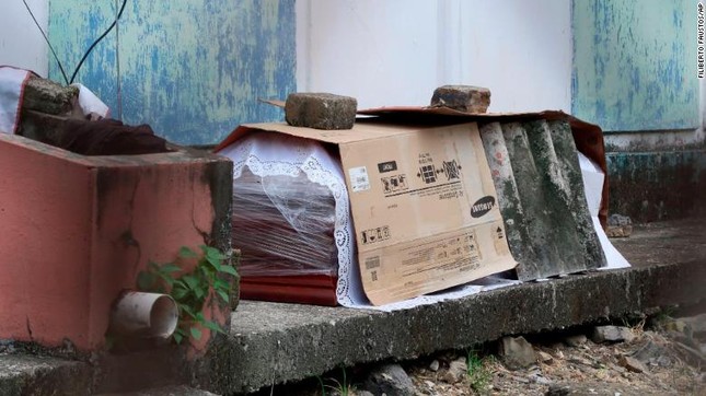 Ecuador: Nhà xác quá tải giữa mùa dịch COVID-19, quan tài nằm chỏng chơ trên vỉa hè ảnh 1