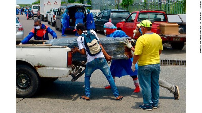 Ecuador: Nhà xác quá tải giữa mùa dịch COVID-19, quan tài nằm chỏng chơ trên vỉa hè ảnh 2
