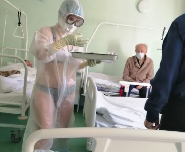 Nga: Xôn xao cảnh nữ y tá mặc đồ lót dưới áo bảo hộ cho đỡ nóng ảnh 1