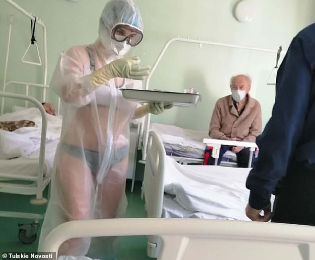 Nghị sĩ Nga bảo vệ nữ y tá mặc đồ lót dưới áo bảo hộ ảnh 1