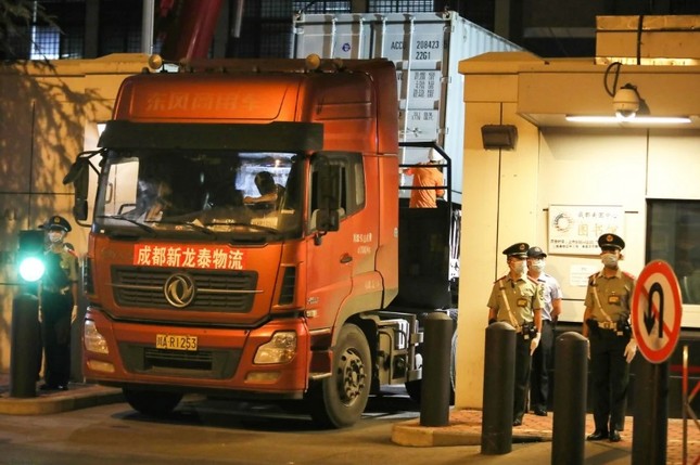 Lãnh sự quán Mỹ hạ cờ, đóng cửa, quan chức Trung Quốc lập tức tiếp quản ảnh 1
