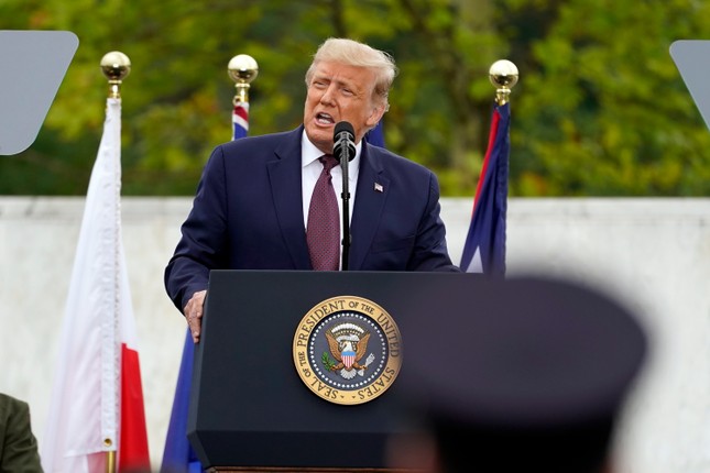 Ông Trump mặc niệm nạn nhân vụ khủng bố 11/9 trên Không lực Một ảnh 1