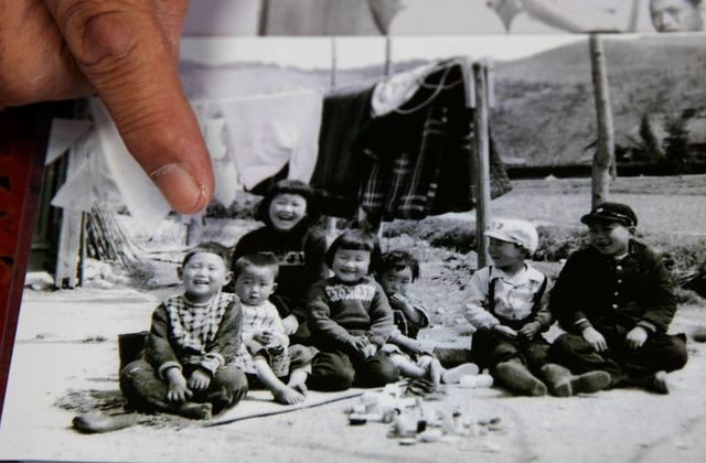 Người kế nhiệm ông Shinzo Abe: Gia đình trồng dâu tây, từng làm thêm ở chợ cá ảnh 1