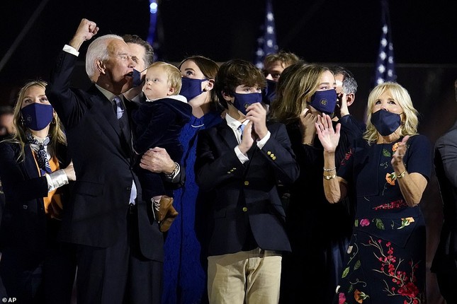 Ông Joe Biden viếng mộ vợ cũ, con trai sau khi nhận tin đắc cử Tổng thống ảnh 10