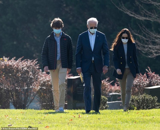 Ông Joe Biden viếng mộ vợ cũ, con trai sau khi nhận tin đắc cử Tổng thống ảnh 1