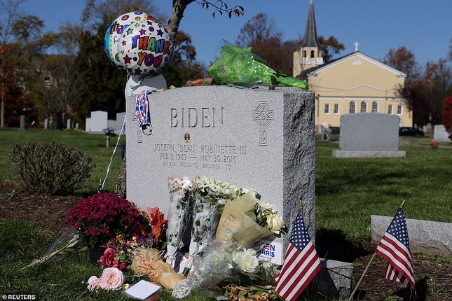 Ông Joe Biden viếng mộ vợ cũ, con trai sau khi nhận tin đắc cử Tổng thống ảnh 8