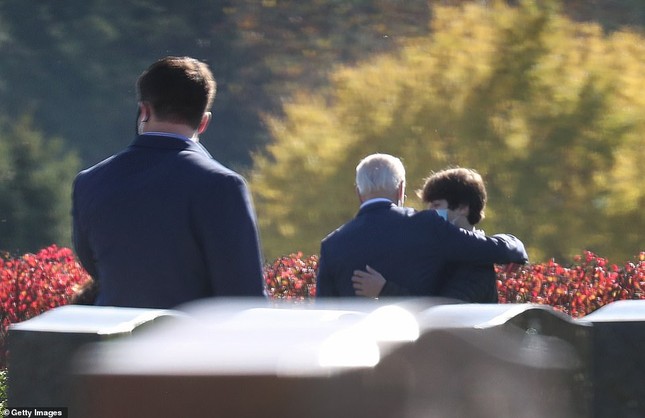 Ông Joe Biden viếng mộ vợ cũ, con trai sau khi nhận tin đắc cử Tổng thống ảnh 6