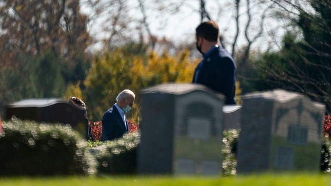Ông Joe Biden viếng mộ vợ cũ, con trai sau khi nhận tin đắc cử Tổng thống ảnh 7