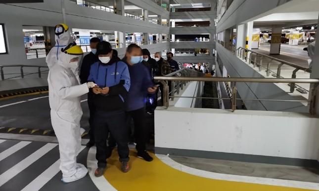 Thượng Hải: Sân bay đóng cửa, xét nghiệm nhân viên vì phát hiện ổ dịch COVID-19 ảnh 1