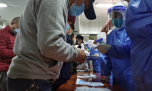 Thượng Hải: Sân bay đóng cửa, xét nghiệm nhân viên vì phát hiện ổ dịch COVID-19 ảnh 3