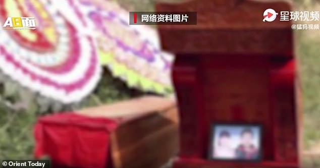 Trung Quốc: Bố mẹ đào mộ con gái, bán thi thể cho nhà trai để làm đám cưới ma ảnh 1
