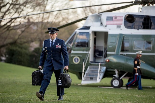 Điều gì xảy ra với vali hạt nhân nếu ông Trump không trao trực tiếp cho ông Biden? ảnh 1
