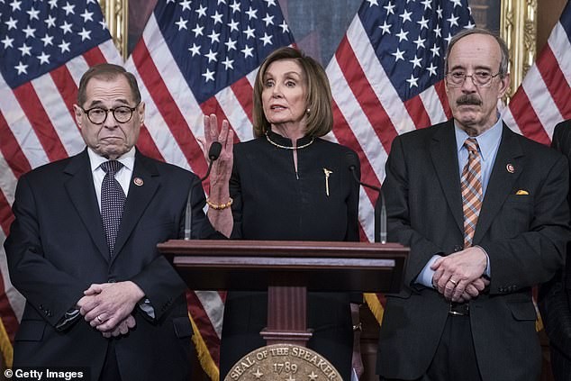 Chủ tịch Hạ viện mặc cùng một chiếc váy trong 2 phiên tòa luận tội ông Trump ảnh 1
