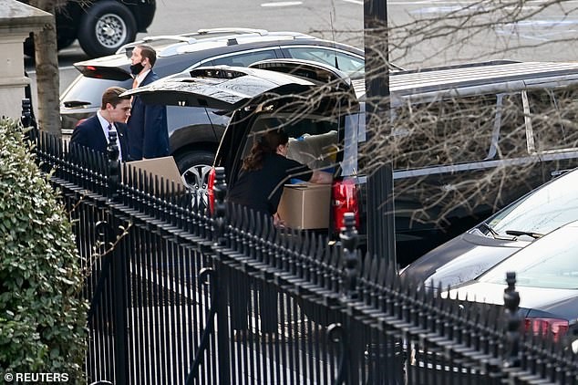 Chuẩn bị rời Nhà Trắng, bà Melania lặng lẽ dọn đồ vì sợ ông Trump nổi giận ảnh 2