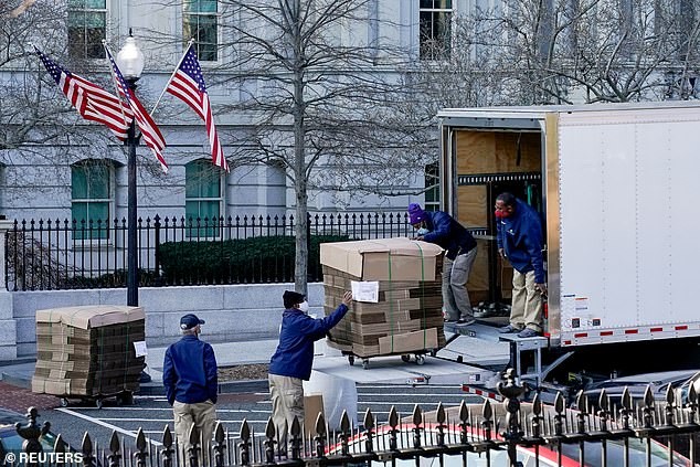 Chuẩn bị rời Nhà Trắng, bà Melania lặng lẽ dọn đồ vì sợ ông Trump nổi giận ảnh 1