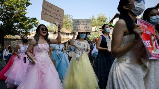 Myanmar: Quân đội đột kích trụ sở đảng NLD, cảnh sát bắt đầu về phe người biểu tình ảnh 1
