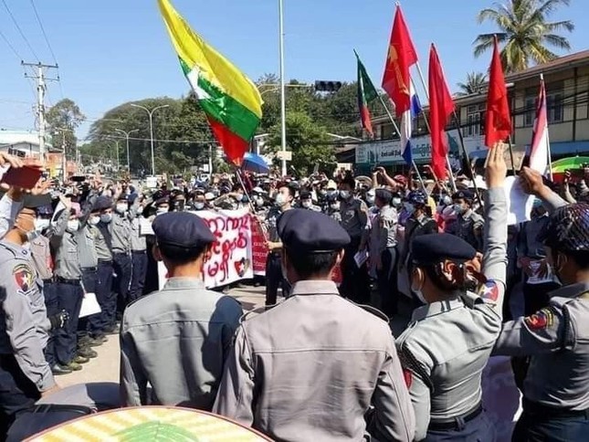 Myanmar: Quân đội đột kích trụ sở đảng NLD, cảnh sát bắt đầu về phe người biểu tình ảnh 2