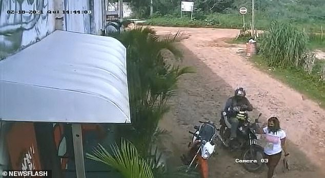 Brazil: Vợ cuồng ghen, đột kích quán bar nã súng điên cuồng vào bạn nhậu của chồng ảnh 1