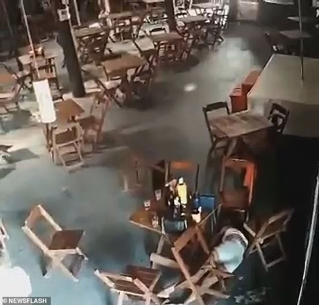 Brazil: Vợ cuồng ghen, đột kích quán bar nã súng điên cuồng vào bạn nhậu của chồng ảnh 3