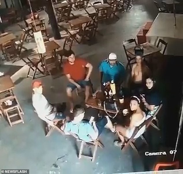 Brazil: Vợ cuồng ghen, đột kích quán bar nã súng điên cuồng vào bạn nhậu của chồng ảnh 2