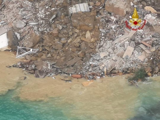 Ý: Nghĩa trang sạt lở, hàng trăm quan tài rơi xuống biển ảnh 3