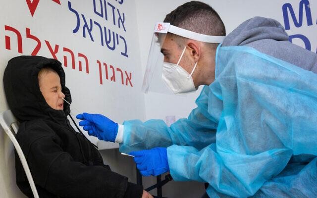 Gần 50% dân số được tiêm vắc xin liều 3, Israel vẫn ghi nhận số ca COVID-19 cao kỷ lục ảnh 1