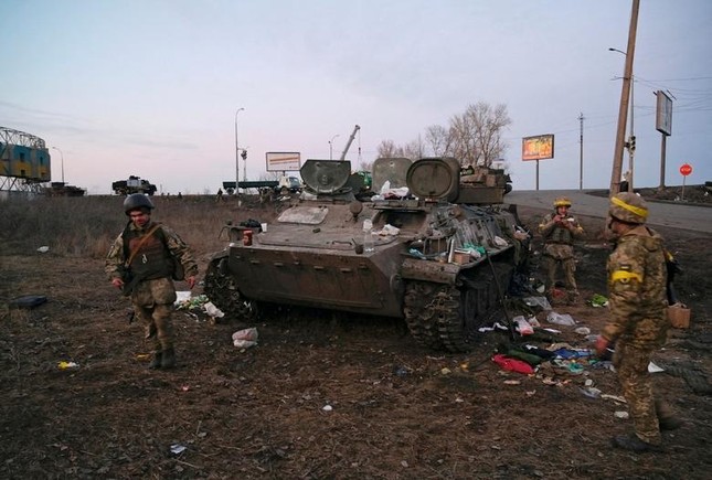 Tận thấy dàn xe quân sự được cho là của Nga bị phá huỷ trong chiến dịch ở Ukraine ảnh 14