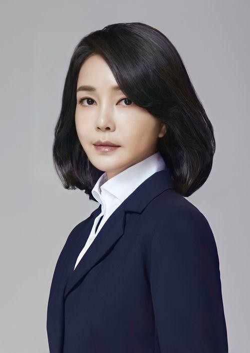 Chân dung tân Đệ nhất phu nhân trẻ tuổi của Hàn Quốc ảnh 2