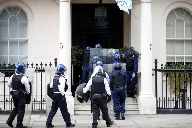 Cảnh sát Anh bắt nhóm người quá khích tấn công biệt thự tỷ phú Nga ở London ảnh 3