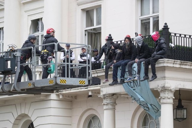 Cảnh sát Anh bắt nhóm người quá khích tấn công biệt thự tỷ phú Nga ở London ảnh 1