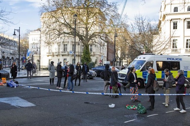 Cảnh sát Anh bắt nhóm người quá khích tấn công biệt thự tỷ phú Nga ở London ảnh 2