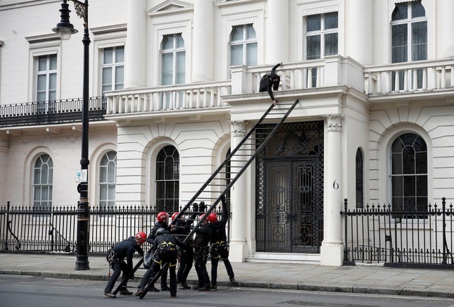 Cảnh sát Anh bắt nhóm người quá khích tấn công biệt thự tỷ phú Nga ở London ảnh 4