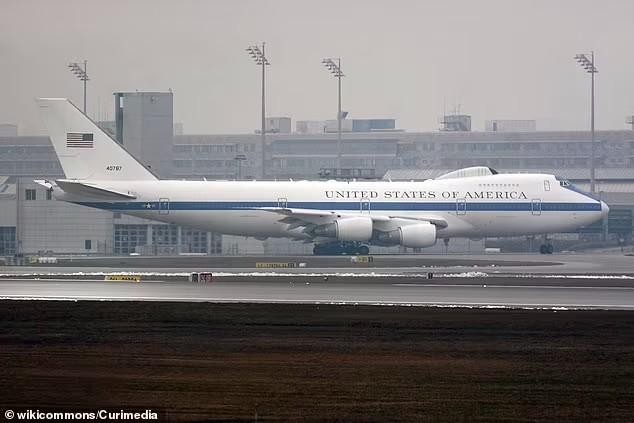 Máy bay Ngày tận thế Mỹ xuất hiện ở Anh khi Tổng thống Biden công du châu Âu ảnh 1