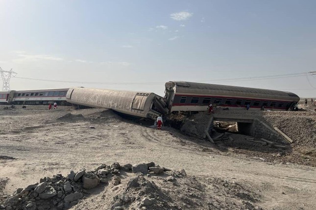 Iran: Tàu hỏa đâm trúng máy xúc, hơn 100 người thương vong ảnh 4