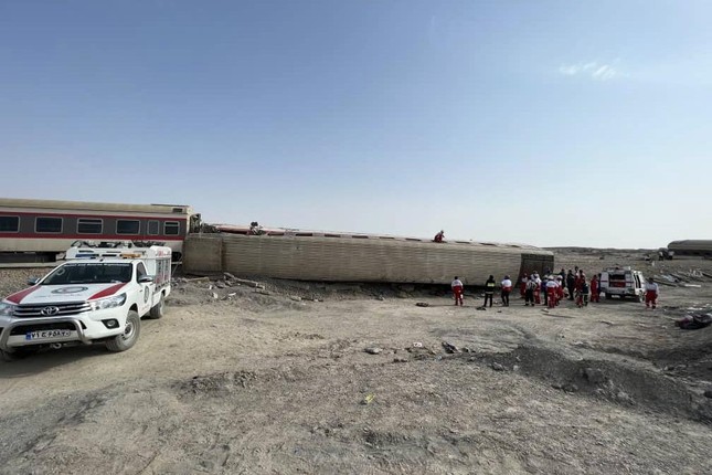 Iran: Tàu hỏa đâm trúng máy xúc, hơn 100 người thương vong ảnh 1