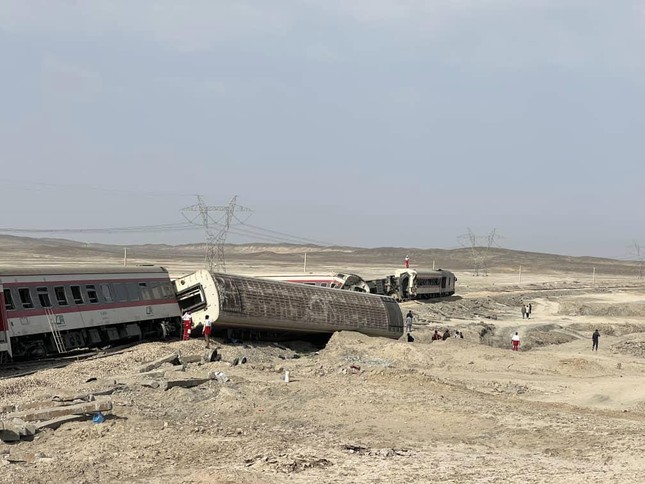 Iran: Tàu hỏa đâm trúng máy xúc, hơn 100 người thương vong ảnh 2