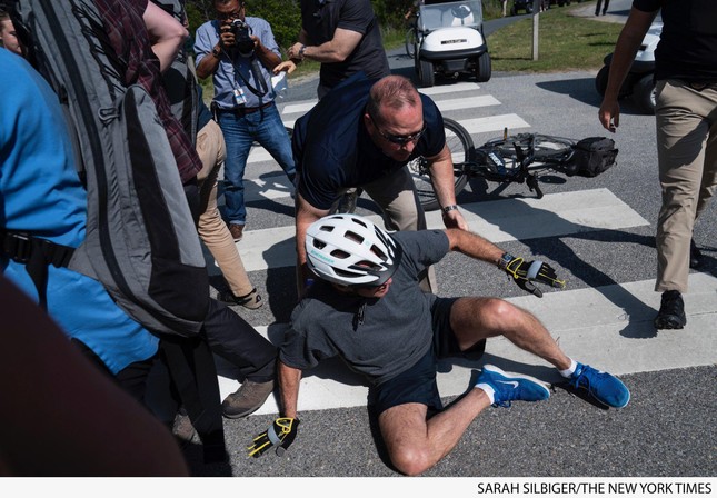 Khoảnh khắc Tổng thống Biden ngã xe đạp - Ảnh 3.
